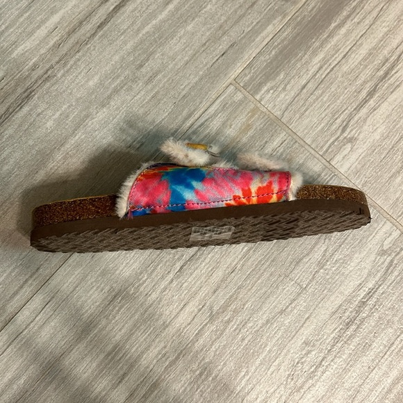 Steve Madden Kids Tie Dye Rainbow Faux Fur Buckle Sandals Size: 5 - Picture 3 of 4